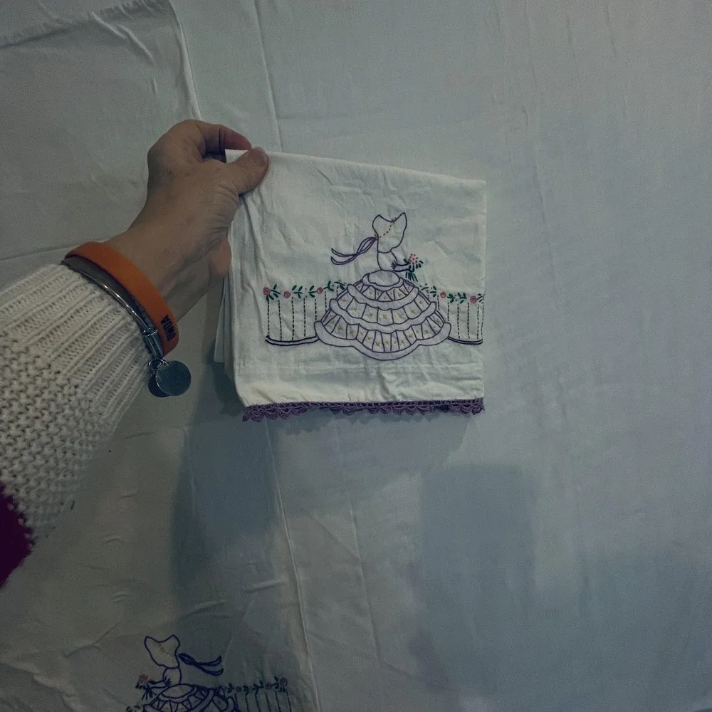Vintage Embroidered Southern Belle Queen Pillowcases Pair Crochet Cottage‎ White